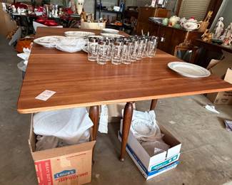 Beautiful drop leave dining table in excellent conditino