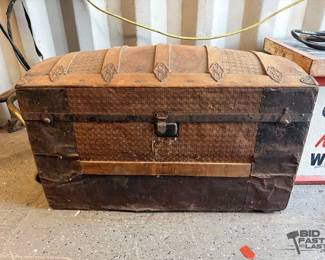 5598  Vintage Trunk 