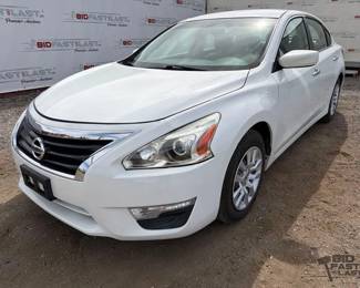 160  2015 Nissan Altima LOW MILES 