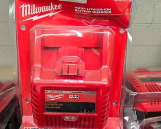 2524  Milwaukee Battery Pack and Charger 