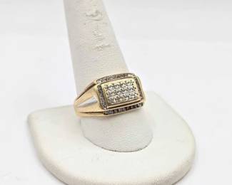 803  10kt Gold Ring with Diamonds, 4.9g 