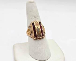 800  10kt Gold Ring with Ruby, 8.5g 