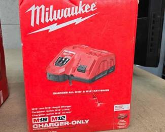 2534  Milwaukee Battery Charger 