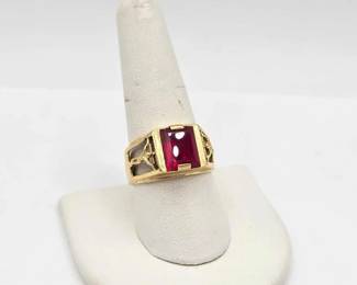 720  14kt Gold Ring with Ruby, 5.6g 