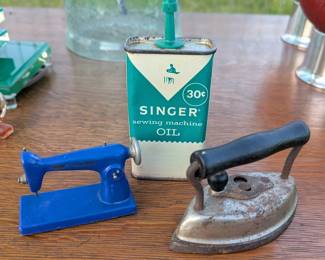 Antiques: salesman's samples/toys iron & sewing maching, Singer oil can