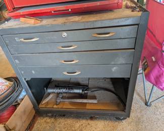 Rolling tool cabinet