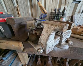 2 vices of varying sizes, anvil, etc