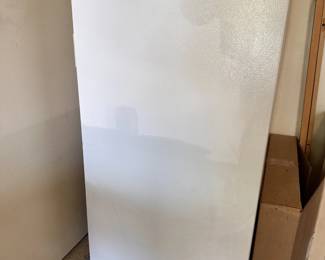  White-Westinghouse freezer, Model MFU09M2BW1