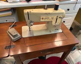Vintage Singer Sewing Machine Zig-Zag Model 457