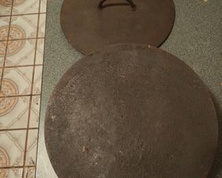 Pre Griswold “Erie” No. 9 Cast Iron Flat Top Dutch Oven with Lid