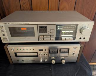 On top : Onkyo Model TA-2022, turns on. Bottom : Centrex RH-65, doesn't turn on