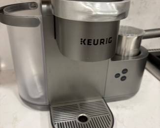 Keurig coffee maker - like NEW
