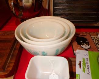 Vintage Pyrex Nesting Bowls