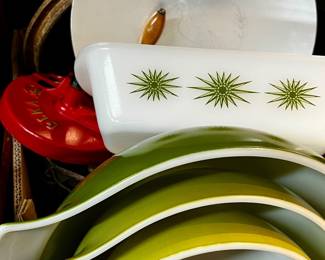 Vintage Pyrex, kitchen wares 