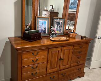 Triple dresser/mirror