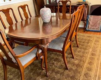 Dining table with 2 leaves, 6 chairs.