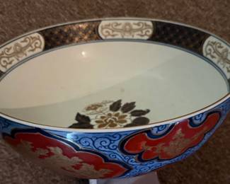 Japanese Imari-ware porcelain centerpiece bowl