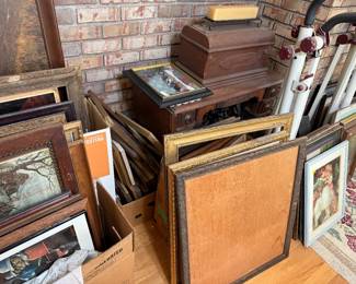 Misc Frames and vintage sewing machine
