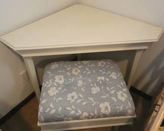 Corner make up table 