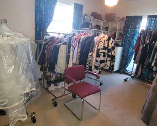 Lots of women's vintage clothes 