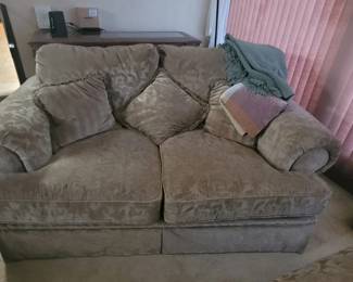 Oversized loveseat 