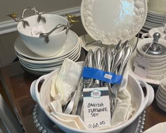 Oneida Flatware Set 