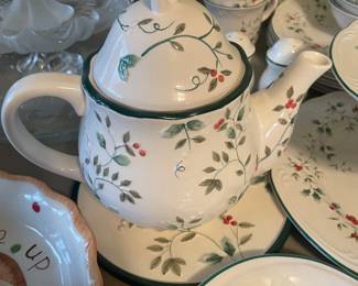 Christmas tea pot Pfaltzgraff holly leaves and berries