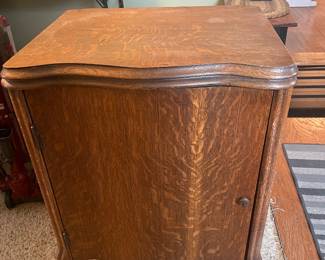 Sewing cabinet