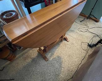 Round drop leaf kitchen table
