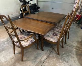 Dining table, 2 leaves and 4 chairs (as is)
