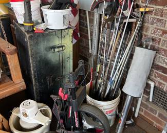 golf clubs , golf caddie , trunk 