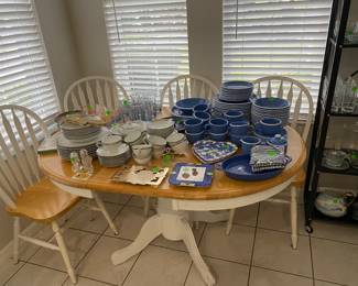 Dining table with fold in leaf