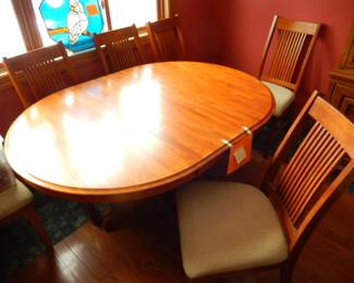 Table with 6 chairs, stained glass owl