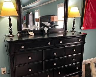 Dresser w Mirror matching King bedroom set
