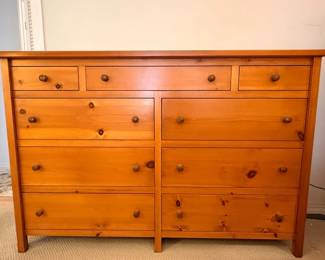 132 KnottyPine9DrawerDresser
