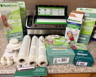 84 FoodsaverV4800withRollsBagsandAccessories