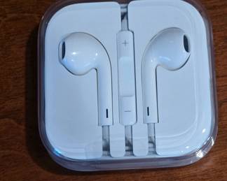 Apple Wired EarPods in Plastic Case