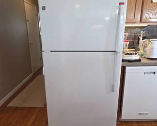 General Electric White Top-Freezer Refrigerator