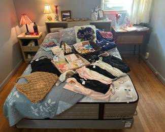 Full Size Reverie Adjustable Bedframe, Stearns & Foster Estate Mattress 