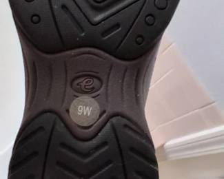 Women's shoes size 9W