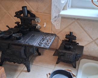 vintage or antique cast iron salesman sample miniature stove Big $100