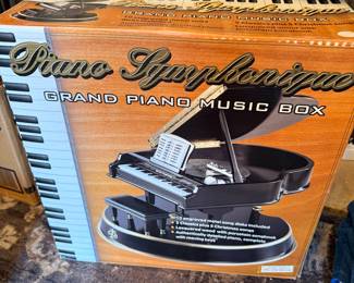 Mr. Christmas Piano Symphonique Grand Piano Music Box