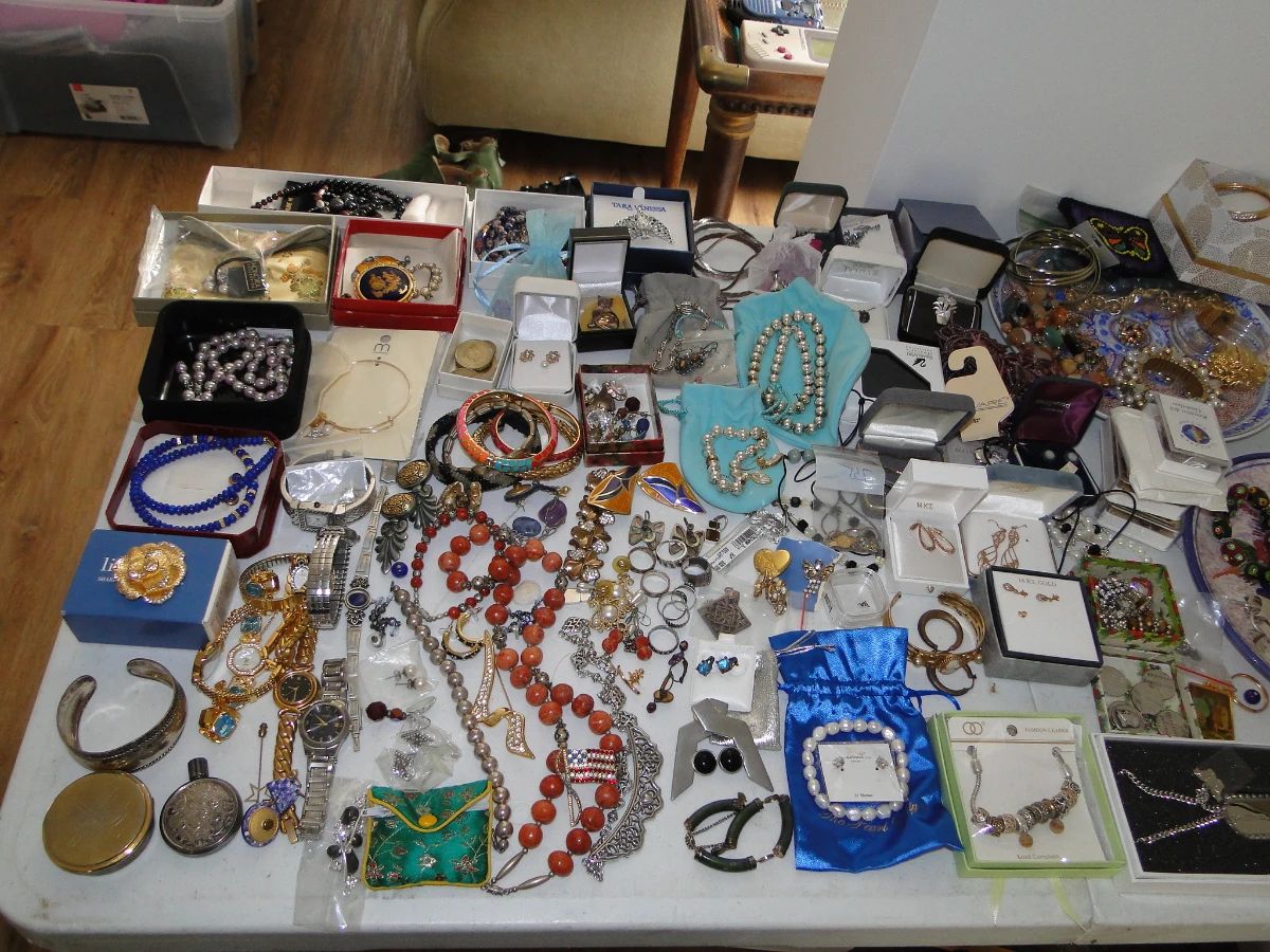 Lots of Jewelry some Gold, silver and costume