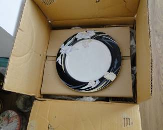 Mikasa 46 piece service Calla Lily