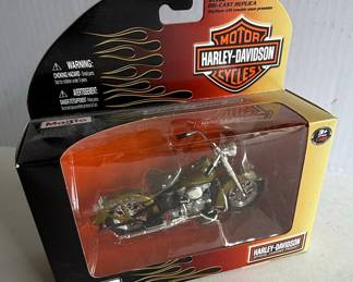 Maisto Harley-Davidson 1953 74FL Hydra Glide 1:18 Die-Cast Replica Motorcycle