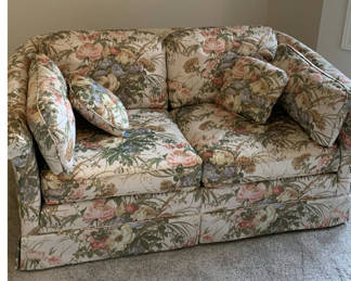 Lot 6: Flexsteel Fabric Floral Loveseat