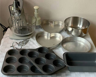 Lot 7: Sun beam Mixer ,Baking Pans