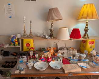 lamps, dishes, statues, tea set, miscellaneous decorations, household
