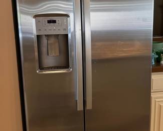 GE STAINLESS SIDE X SIDE FRIDGE