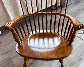 ETHAN ALLEN  comb back windsor chair with carved fingers